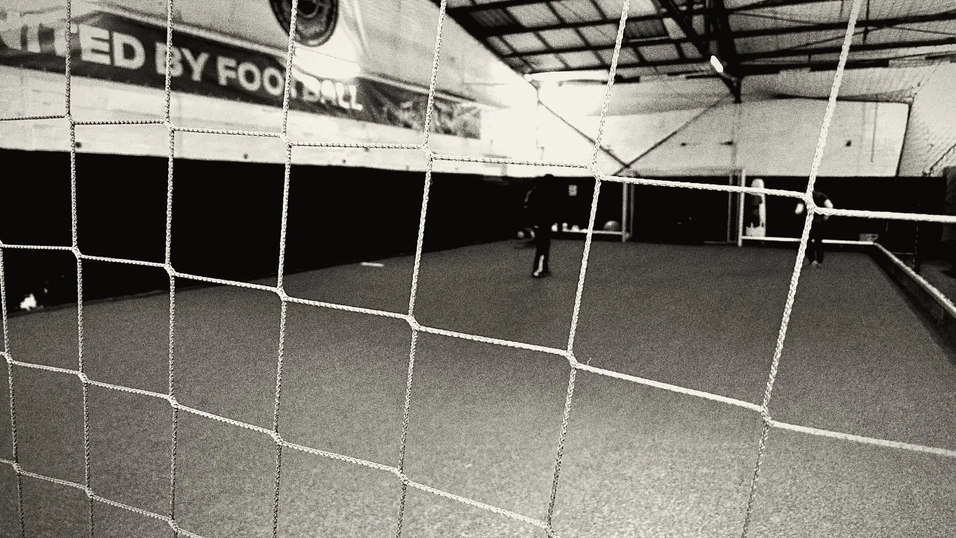 Blick durch das Tornetz in die Halle der MM-Fußballschule