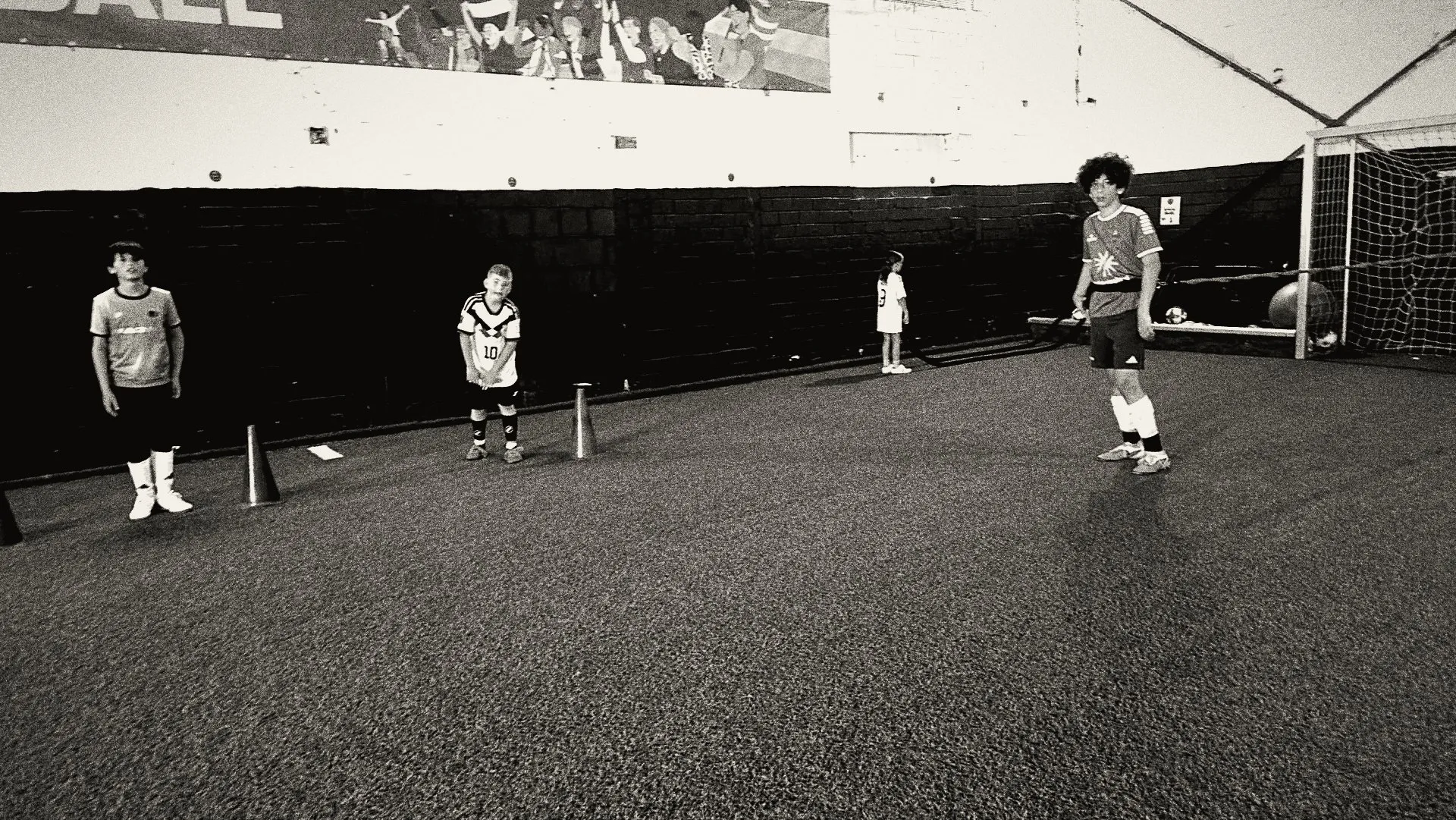 Athletiktraining mit Widerstandsband in der Halle der MM-Fußballschule