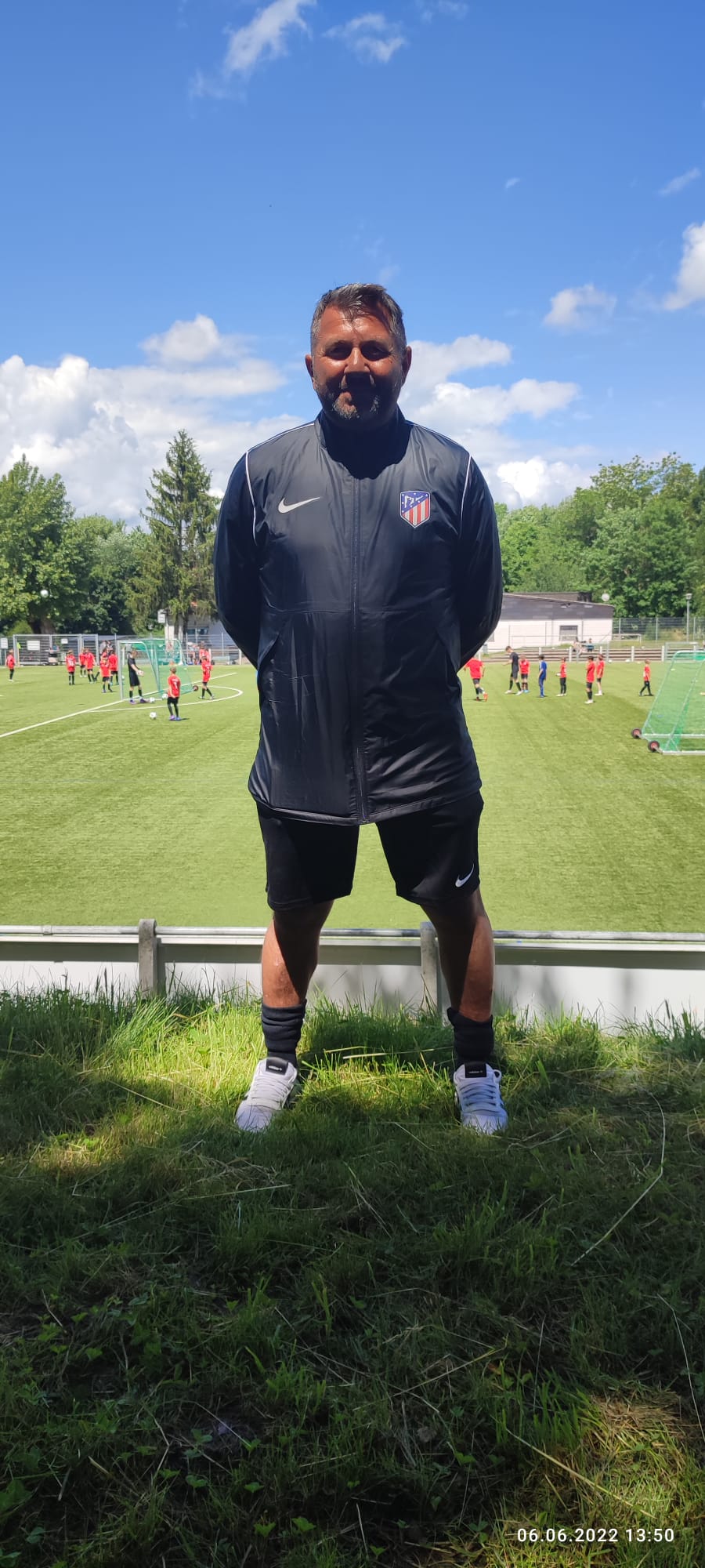 Trainer Maurizio Mastroieni auf dem Fußballplatz